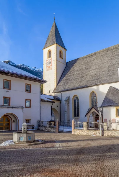 冬の時間にイタリア北部の南チロルのUnsere Liebe Frau Walde Felixという自治体で教会と日当たりの良い風景 — ストック写真
