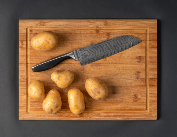 Pattern Welded Knife Some Potatoes Wooden Bamboo Cutting Board — Stock Photo, Image