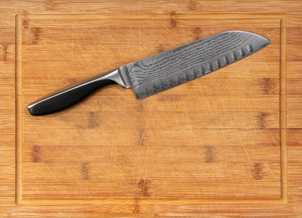 Mustergeschweißtes Messer Auf Hölzernem Bambus Schneidebrett — Stockfoto