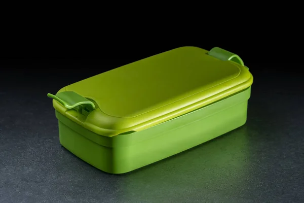 Grüne Lunchbox Aus Kunststoff Dunkler Rückseite — Stockfoto