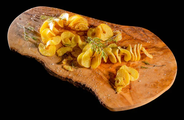 Lite Friterad Spiralskivad Potatis Med Timjan Träskiva Svart Rygg — Stockfoto