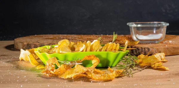 Some Deep Fried Spiral Sliced Potatoes Some Thyme Wooden Board — Stock Photo, Image