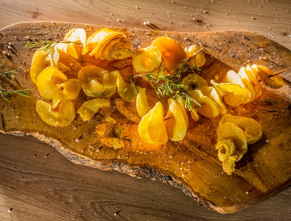 Patatas Fritas Rodajas Espiral Con Poco Tomillo Sobre Tabla Madera —  Fotos de Stock