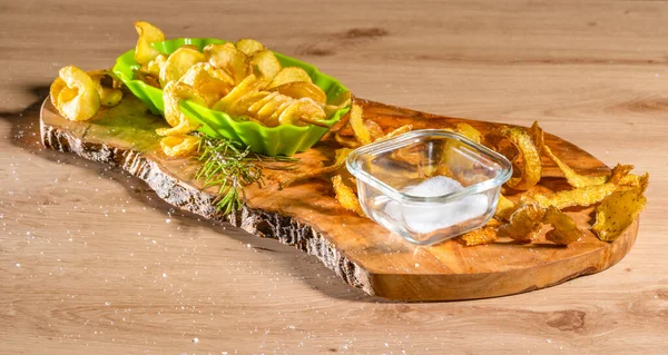 Einige Frittierte Spiralförmig Geschnittene Kartoffeln Mit Etwas Thymian Auf Holzbrett — Stockfoto