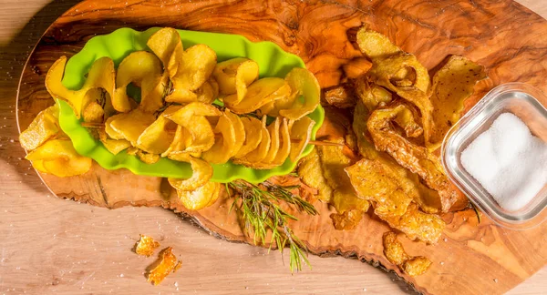 Some Deep Fried Spiral Sliced Potatoes Some Thyme Wooden Board — Stock Photo, Image