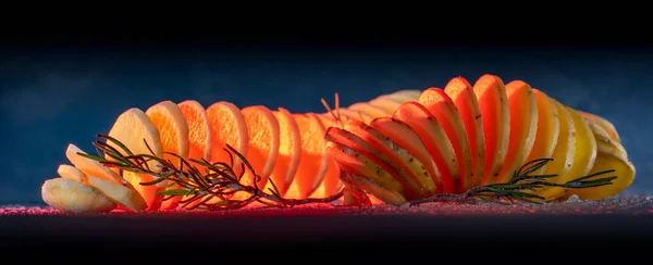 Ярко Освещенный Нарезанный Спиралью Сырой Картофель Тимьяном Темной Спине — стоковое фото