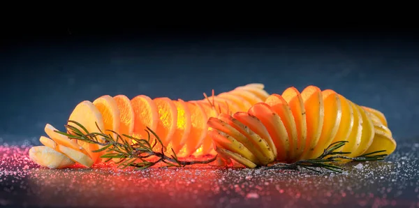 Helder Verlichte Spiraalvormige Gesneden Rauwe Aardappelen Met Wat Tijm Donkere — Stockfoto