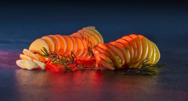 Batatas Cruas Espiral Brilhantemente Vermelhas Iluminadas Com Pouco Tomilho Nas — Fotografia de Stock