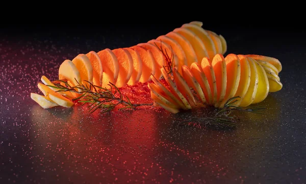 Batatas Cruas Espiral Brilhantemente Vermelhas Iluminadas Com Pouco Tomilho Nas — Fotografia de Stock