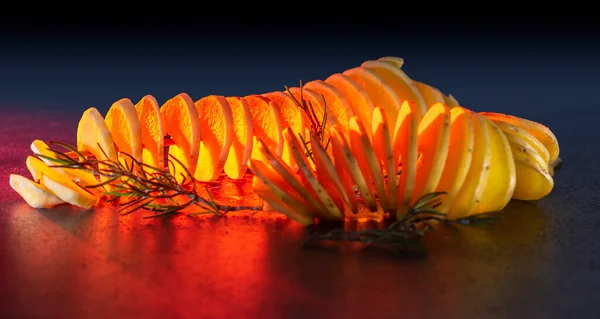 Batatas Cruas Espiral Brilhantemente Vermelhas Iluminadas Com Pouco Tomilho Nas — Fotografia de Stock