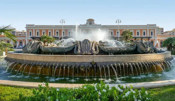 Brunnen Mit Ornamenten Vor Dem Hauptbahnhof Von Bari Der Hauptstadt — Stockfoto