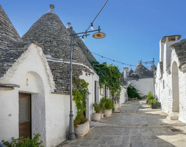 Zonnige Indruk Van Trulli Huizen Een Stad Genaamd Alberobello Apulië — Stockfoto