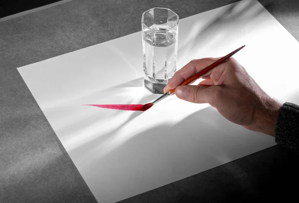 艺术和工艺主题 用画笔和白纸上的一行绘画 包括一杯水 — 图库照片