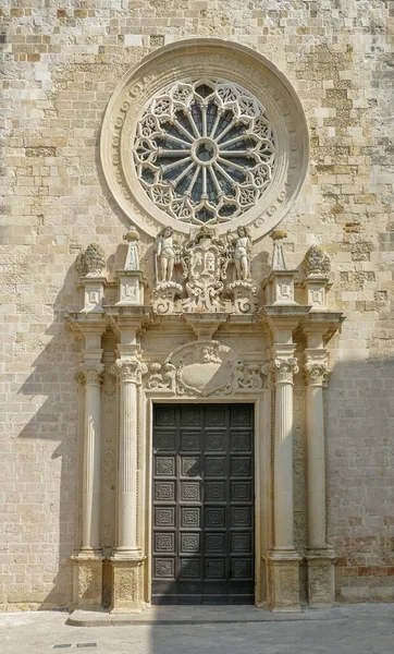 意大利南部Apulia的一个小镇Otranto大教堂周围的风景 — 图库照片
