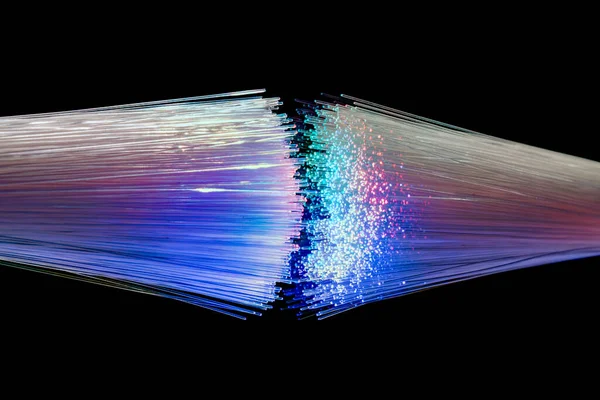 Bölünmüş Optik Lifler Siyah Sırta Yakın Çekim — Stok fotoğraf