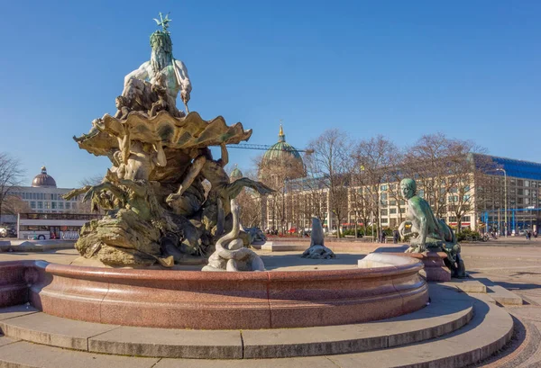 位于德国首都柏林和最大城市的海王星喷泉 — 图库照片