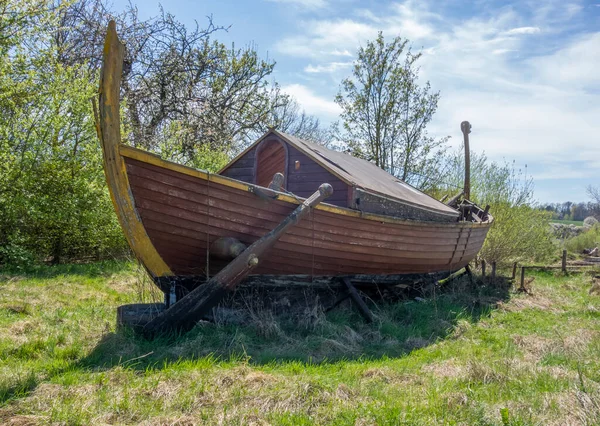 Ortaçağ Viking Teknesi Ilkbaharın Başlarında Güneşli Bir Ortamda — Stok fotoğraf