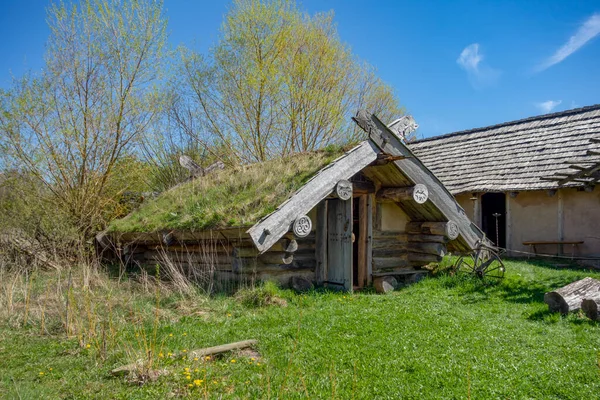 早春の日当たりの良い雰囲気の中で中世のバイキング住宅風景 — ストック写真