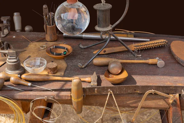테이블 위에는 역사적 수공예 장비들이 — 스톡 사진