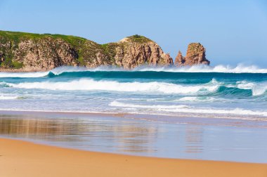 Woolamai Sörf Sahili 4.2 km uzunluğundadır ve batı rüzgarları nedeniyle ortalama 1.7 metre - Phillip Adası, Victoria, Avustralya