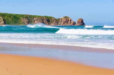Woolamai Sörf Sahili 4.2 km uzunluğundadır ve batı rüzgarları nedeniyle ortalama 1.7 metre - Phillip Adası, Victoria, Avustralya