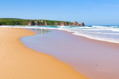 Woolamai Sörf Sahili 4.2 km uzunluğundadır ve batı rüzgarları nedeniyle ortalama 1.7 metre - Phillip Adası, Victoria, Avustralya