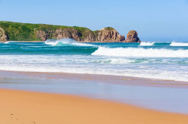 Woolamai Sörf Sahili 4.2 km uzunluğundadır ve batı rüzgarları nedeniyle ortalama 1.7 metre - Phillip Adası, Victoria, Avustralya