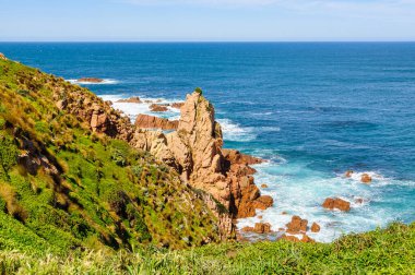 Woolamai Burnu 'ndaki Pinnacles Gözcüsü' nün altındaki dramatik granit kaya yapıları - Phillip Adası, Victoria, Avustralya