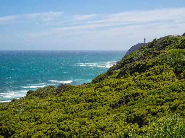 灯台下のチョッピー海 ケープ オウェイ ビクトリア オーストラリア — ストック写真