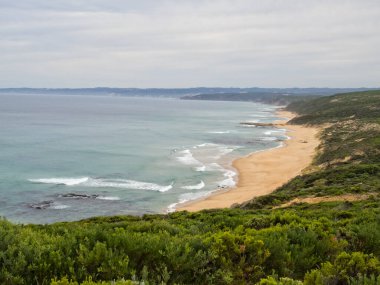 Great Ocean Walk yakınlarındaki istasyon sahili Bulutlu bir sabah - Point Flinders, Victoria, Avustralya