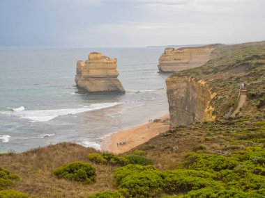Gibson Basamakları 'ndaki uçurumlar, Büyük Okyanus Yolu üzerinden 12 Havariye, Port Campbell, Victoria, Avustralya' ya giden turistler için ilk turistik durak.