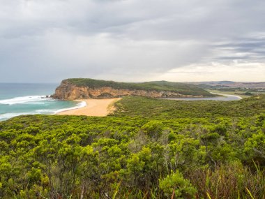 Point Ronald ve Gellibrand Nehri bulutlu bir yaz gününde Büyük Okyanus Yürüyüşü 'nden fotoğraf çektiler - Princetown, Victoria, Avustralya