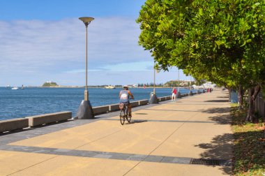Foreshore Footpath 'deki bisikletçi - Newcastle, NSW, Avustralya