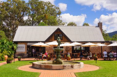 Avcı Vadisi 'ndeki Enzo Kafe' nin güzel avlusu Pokolbin, NSW, Avustralya