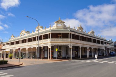 Beardy ve Faulkner caddelerinin köşesindeki Imperial Oteli, Armidale, NSW, Avustralya.