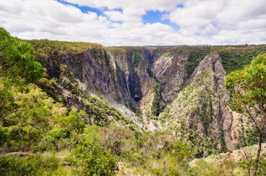 Wollomombi Şelalesi, Oxley Wild Rivers Ulusal Parkı 'nda Şelale Yolu boyunca uzanan bir şelaledir.