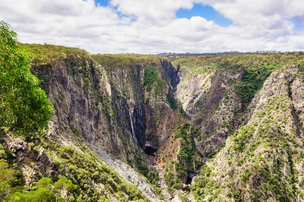 Wollomombi Şelalesi, Oxley Wild Rivers Ulusal Parkı 'nda Şelale Yolu boyunca uzanan bir şelaledir.