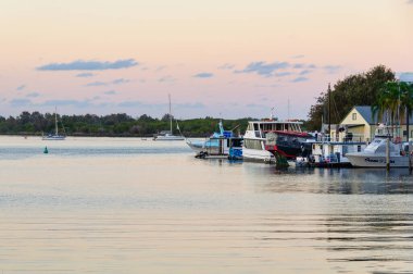 Hastings Nehri 'nin ağzında - Macquarie Limanı, NSW, Avustralya