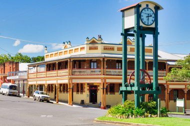 Bowra Hotel 'in önündeki Bowraville Şehir Saati Bowraville, NSW, Avustralya