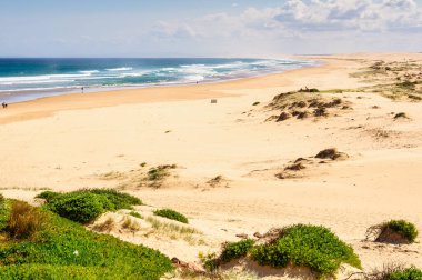 Worimi Bölgesel Parkı 'nın kumlu kıyı şeridi Birubi Point ile Worimi arasında 25 km uzanır - Anna Bay, NSW, Avustralya