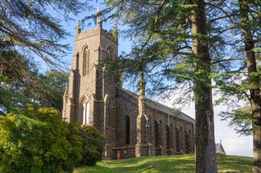 St Paul 'Anglikan Kilisesi Gotik bir mavi taş kilisesidir - Kyneton, Victoria, Avustralya