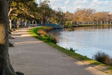 Çakmaktaşlar, güneşli bir kış öğleden sonrasında Yarra Nehri boyunca yürürler - Melbourne, Victoria, Avustralya