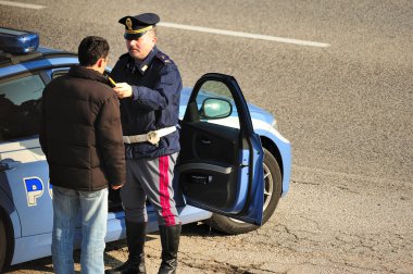 yol kenarındaki alkol testi