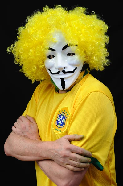 Anonyme brésilien avec masque et perruque jaune — Photo