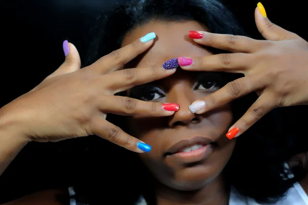 Mulato menina com unhas coloridas — Fotografia de Stock