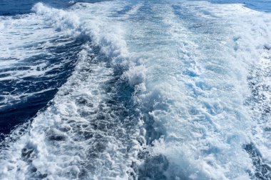 Geminin arkasına su sıçrar ya da tekne okyanusta uyanır.