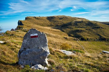 Lessinia Platosu 'nda sonbahar manzarası kırmızı ve beyaz işaretli.
