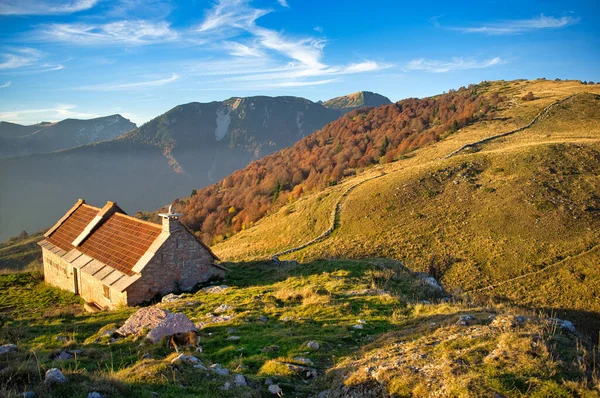 Lessinia Platosu, Bölgesel Doğal Park, Verona ili, İtalya ve Avrupa 'da sonbahar manzarasına gömüldü..