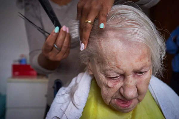 Cuidar Una Mujer Afroamericana Cuidadora Cortar Cabello Anciana Hom — Foto de Stock