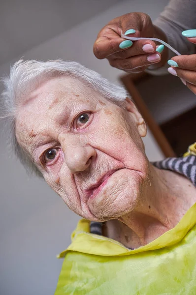 Mulher Idosa Recebendo Remoção Pêlos Faciais Cuidados Afro Americanos — Fotografia de Stock